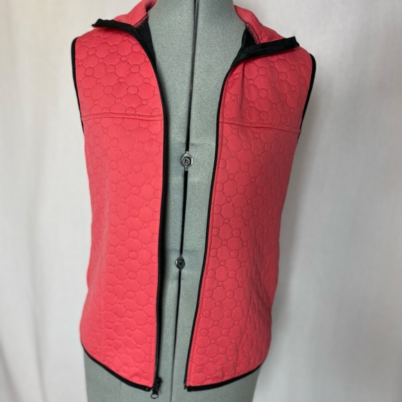 Swing Golf Vest in coral. - Picture 11 of 11